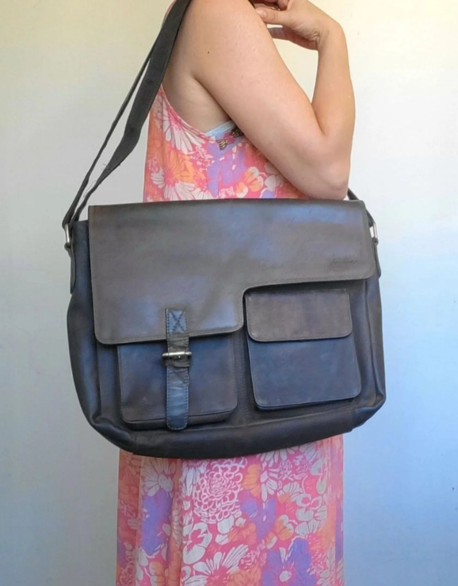 LEABAGS Leather Messenger Bag Vintage Retro Style 2000s